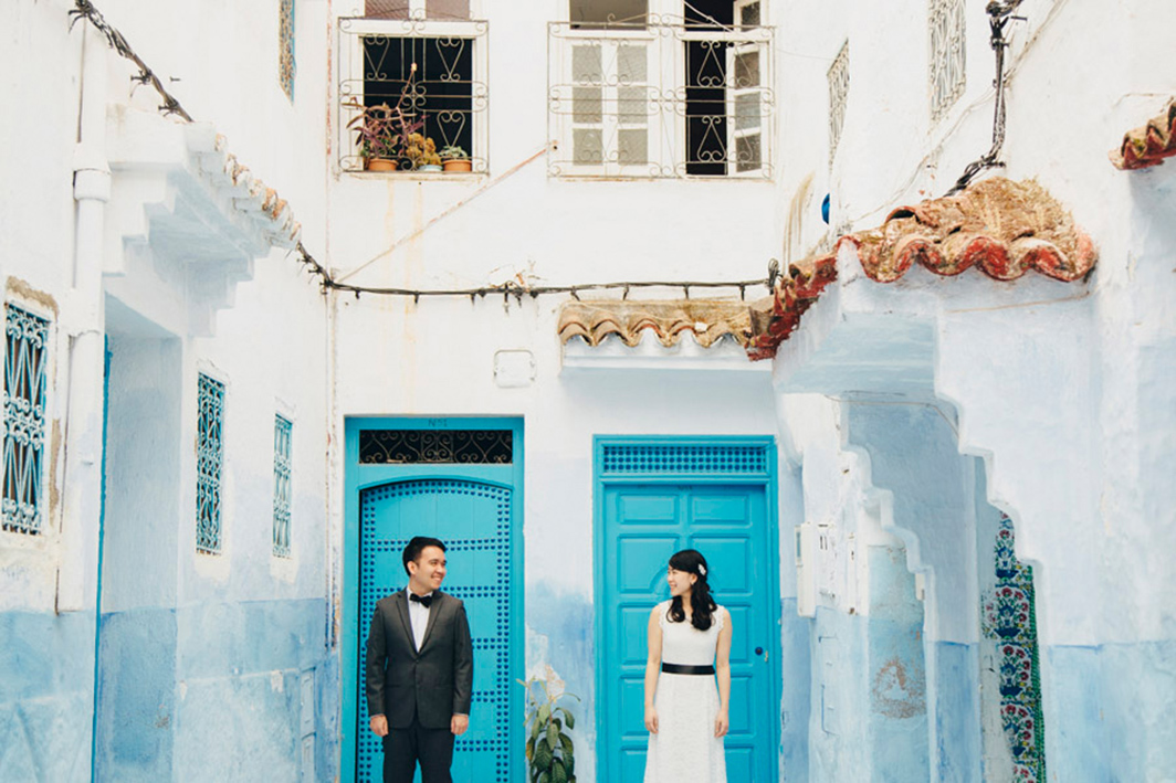 Show full-screen, prewedding-photography-shoot-in-Morocco-by-AndroidsinBoots